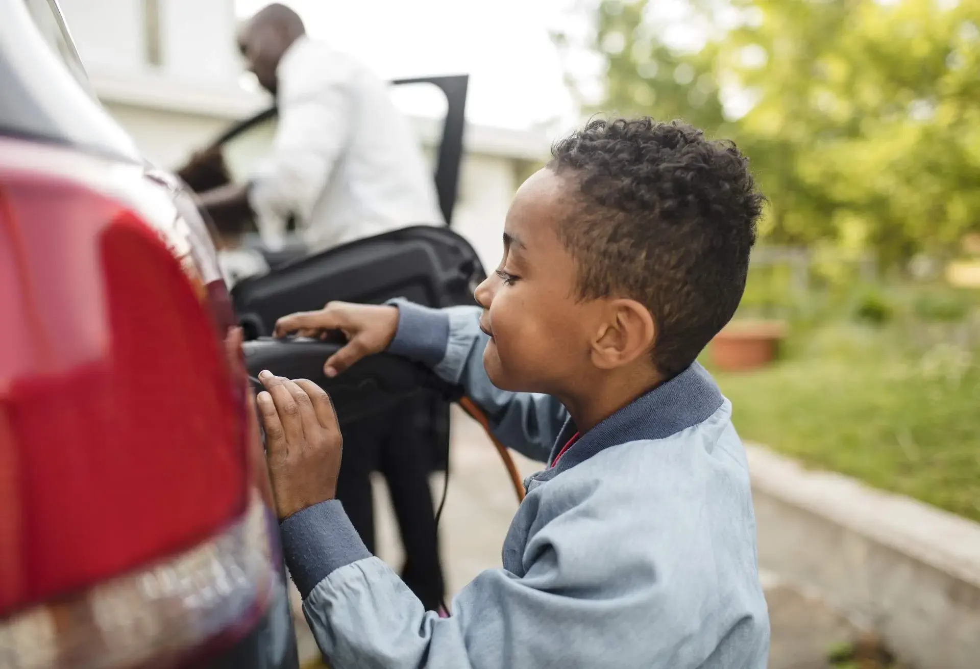 theme_people_electric_car_child_kids_gettyimages-1129803234_universal_within-usage-period_83073