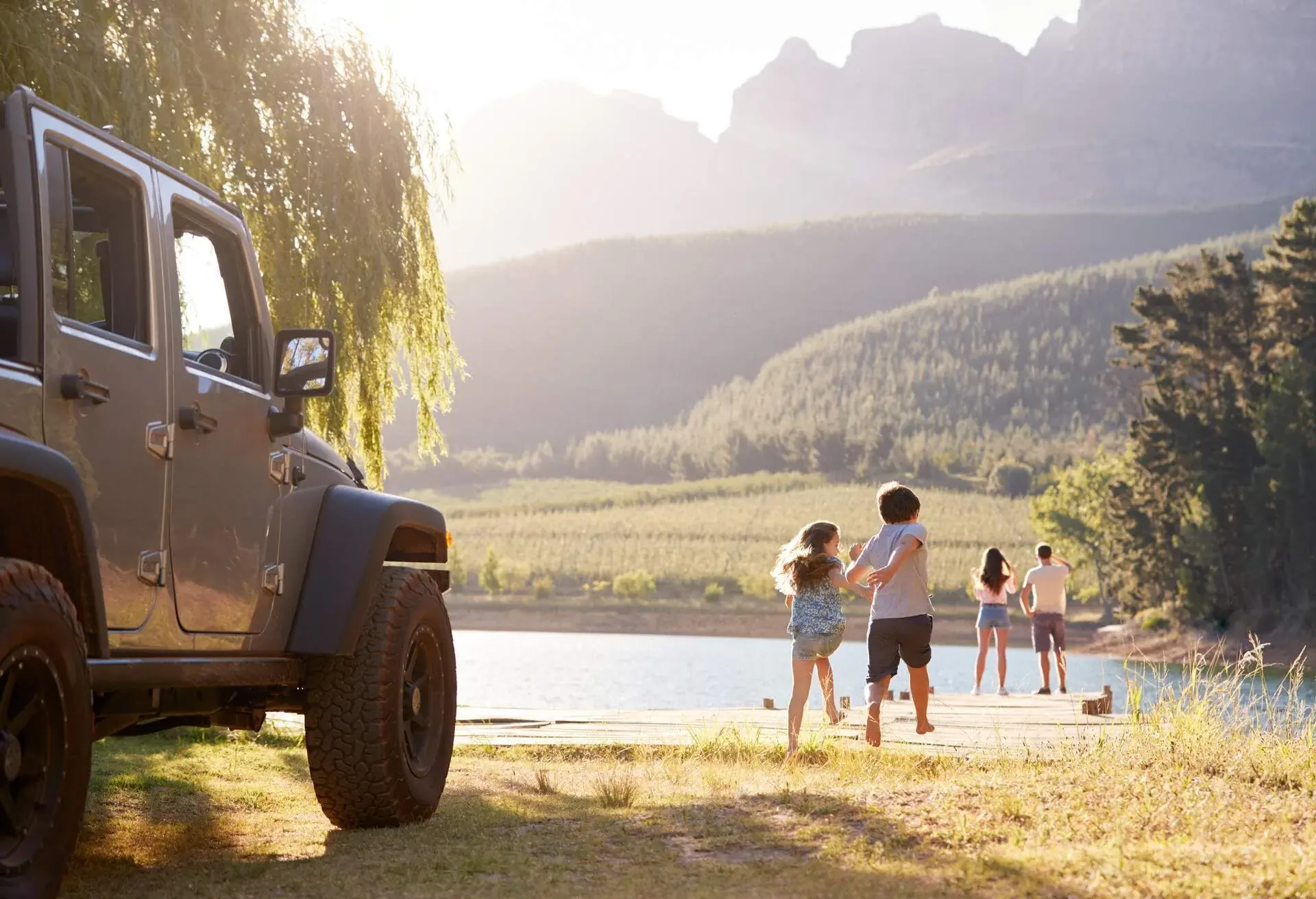theme_car_people_family_roadtrip-shutterstock-portfolio_1106000942_universal_within-usage-period_77903