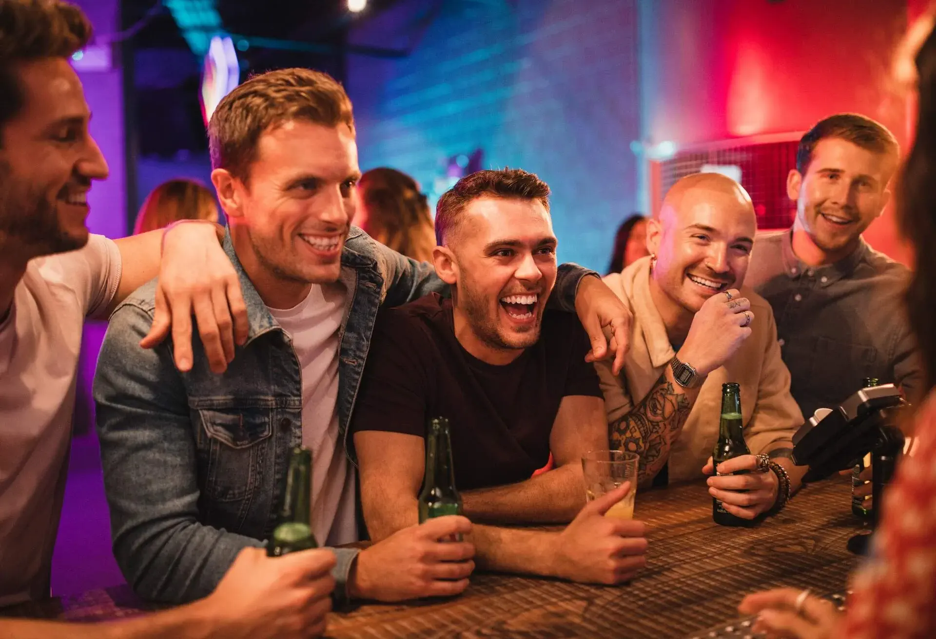 NIGHTLIFE_BAR_GROUP_OF_MEN_BUYING_DRINKS