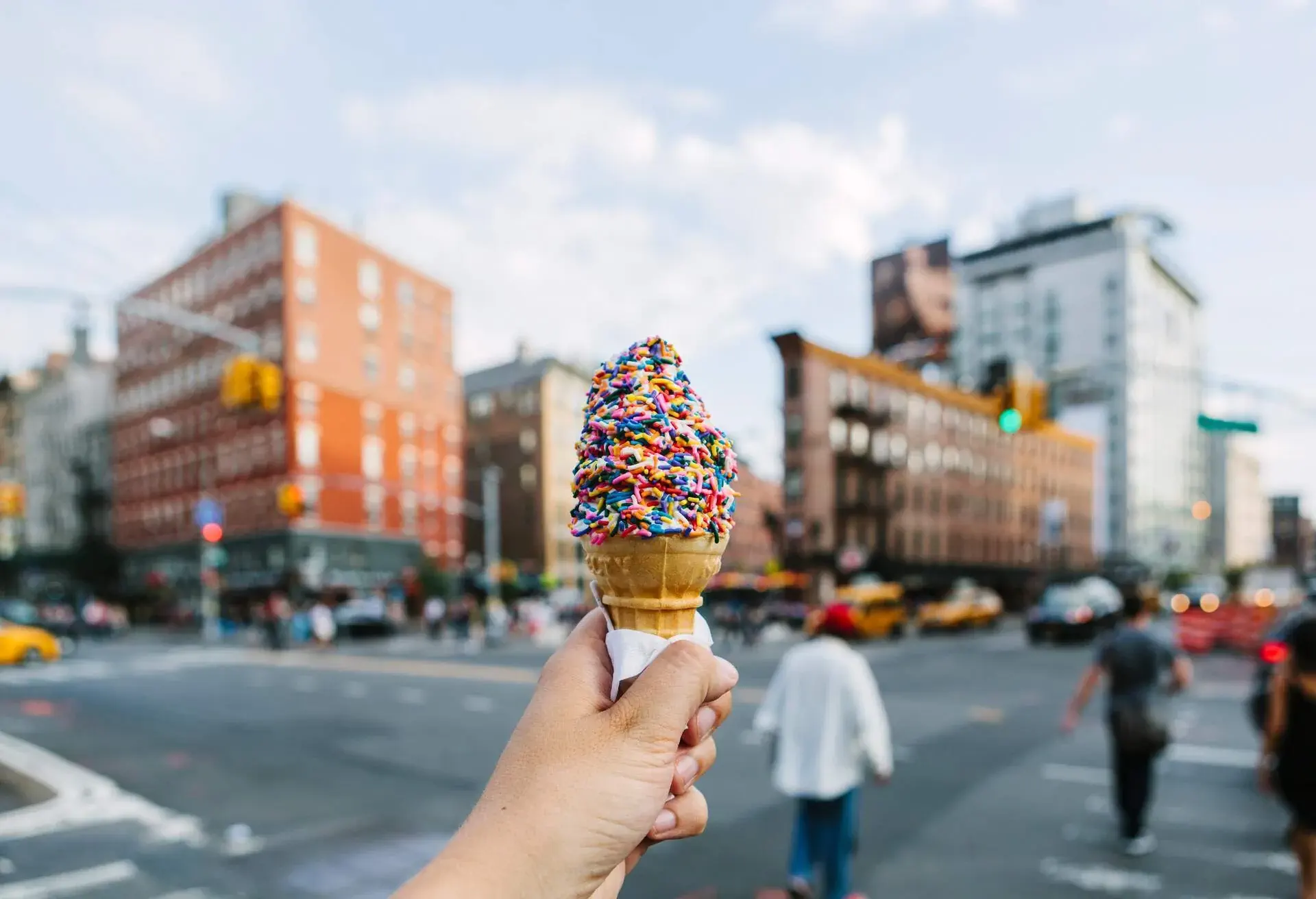 USA_NEW_YORK_BUILDINGS_HAND_HOLDING_ICE_CREAM