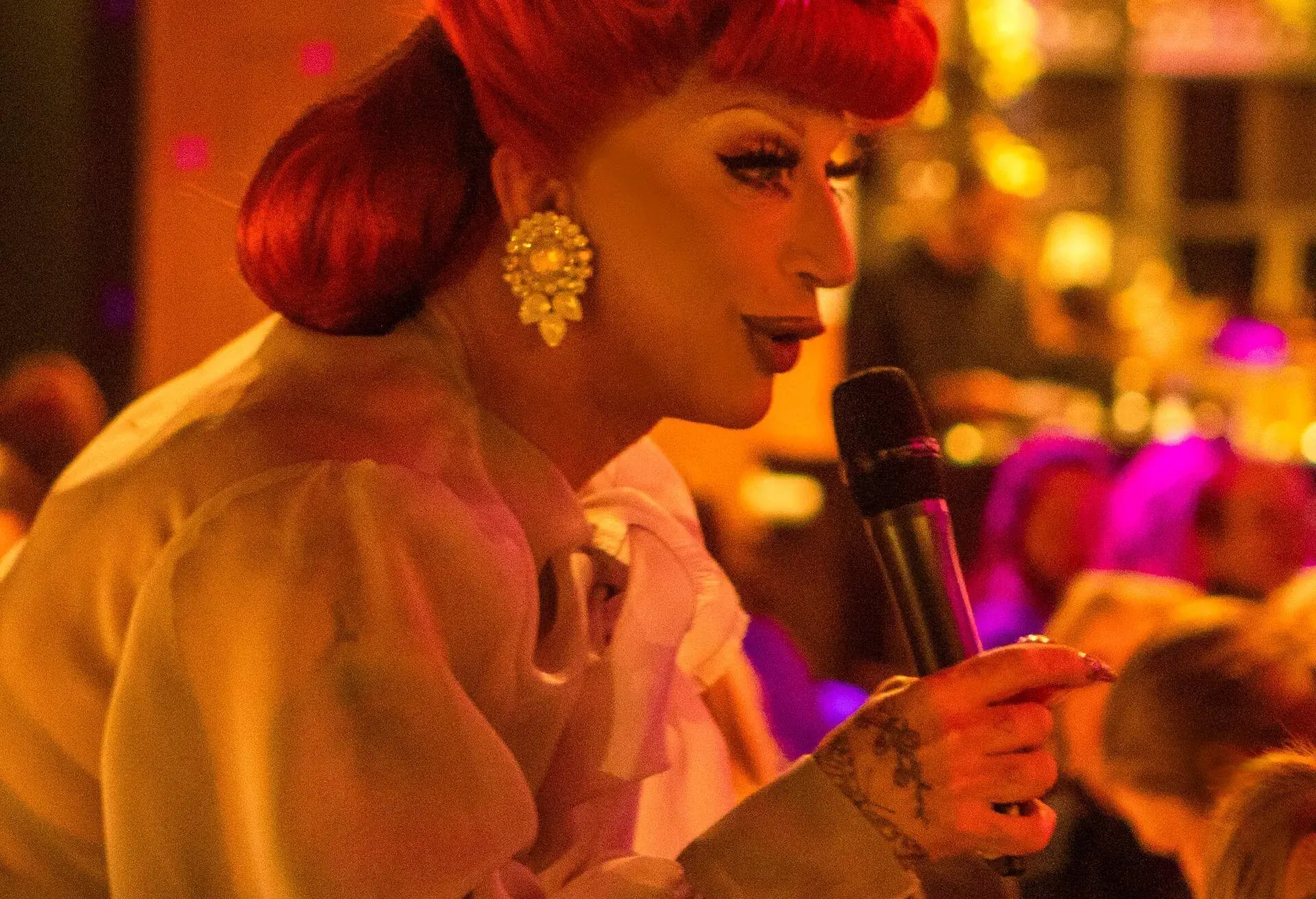 DRAG_QUEEN_EVENING_PERFORMANCE