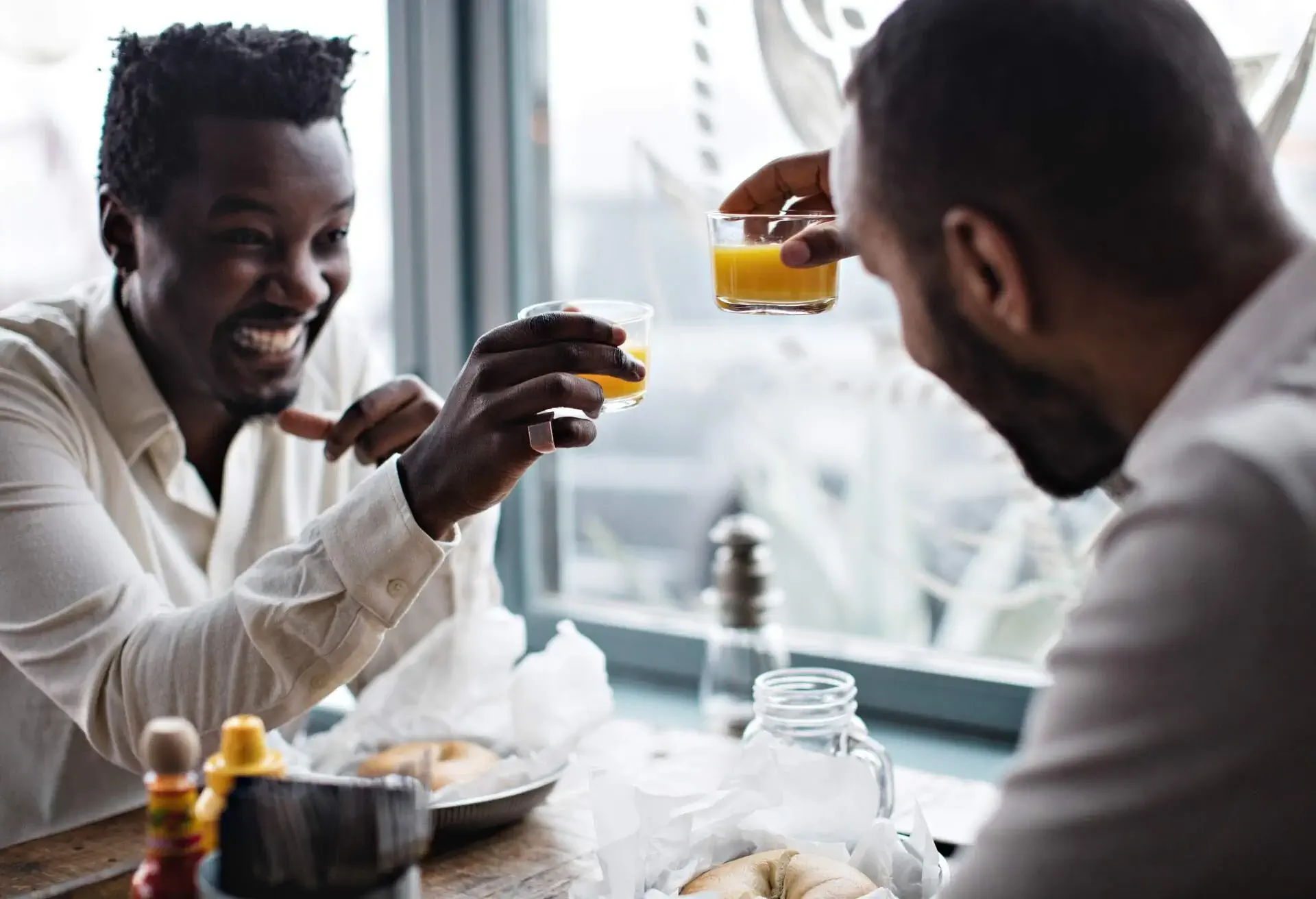RESTAURANT_FRIENDS_TOASTING_JUICE_BRUNCH_CAFE