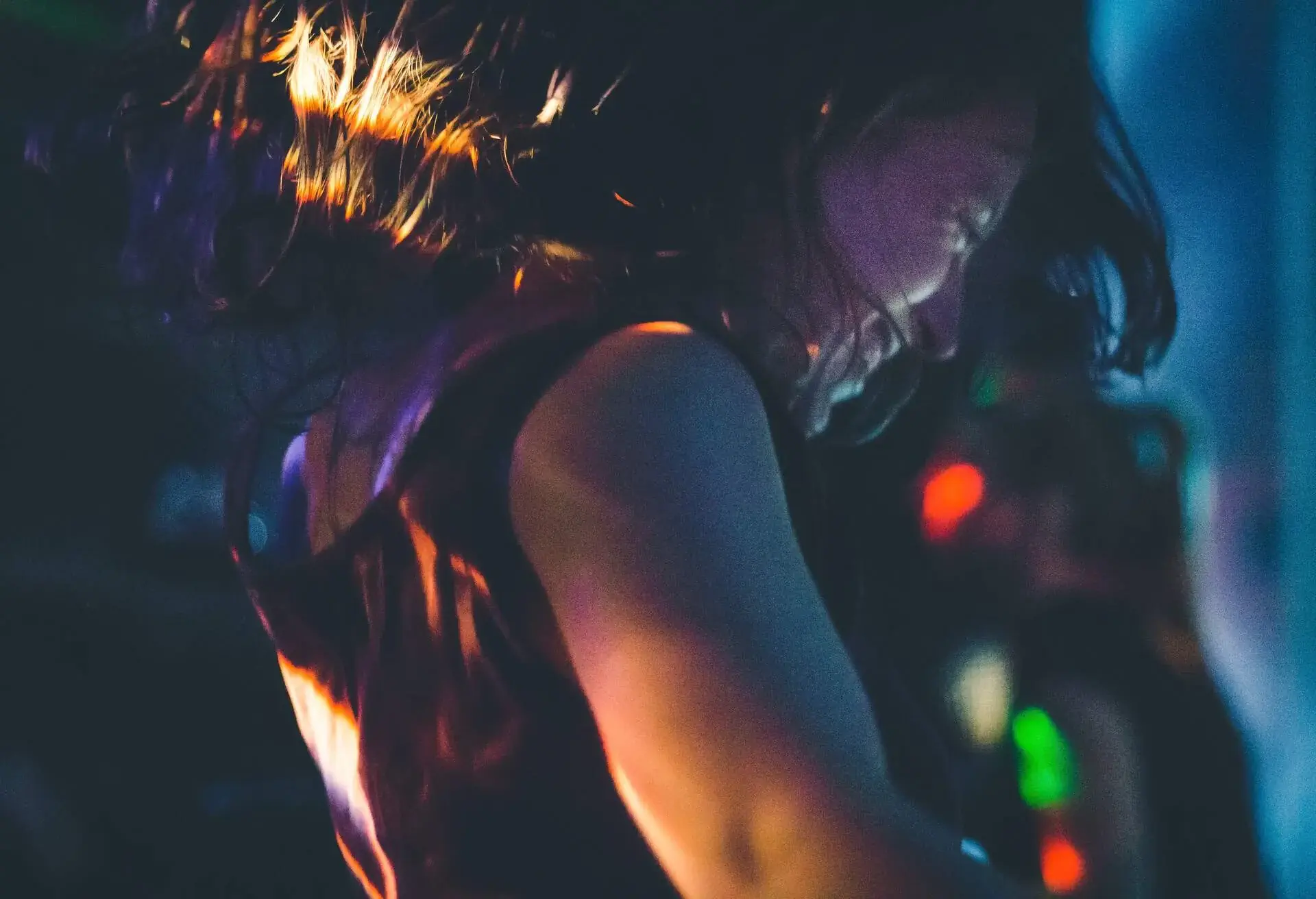 WOMAN_NIGHTCLUB_DANCING