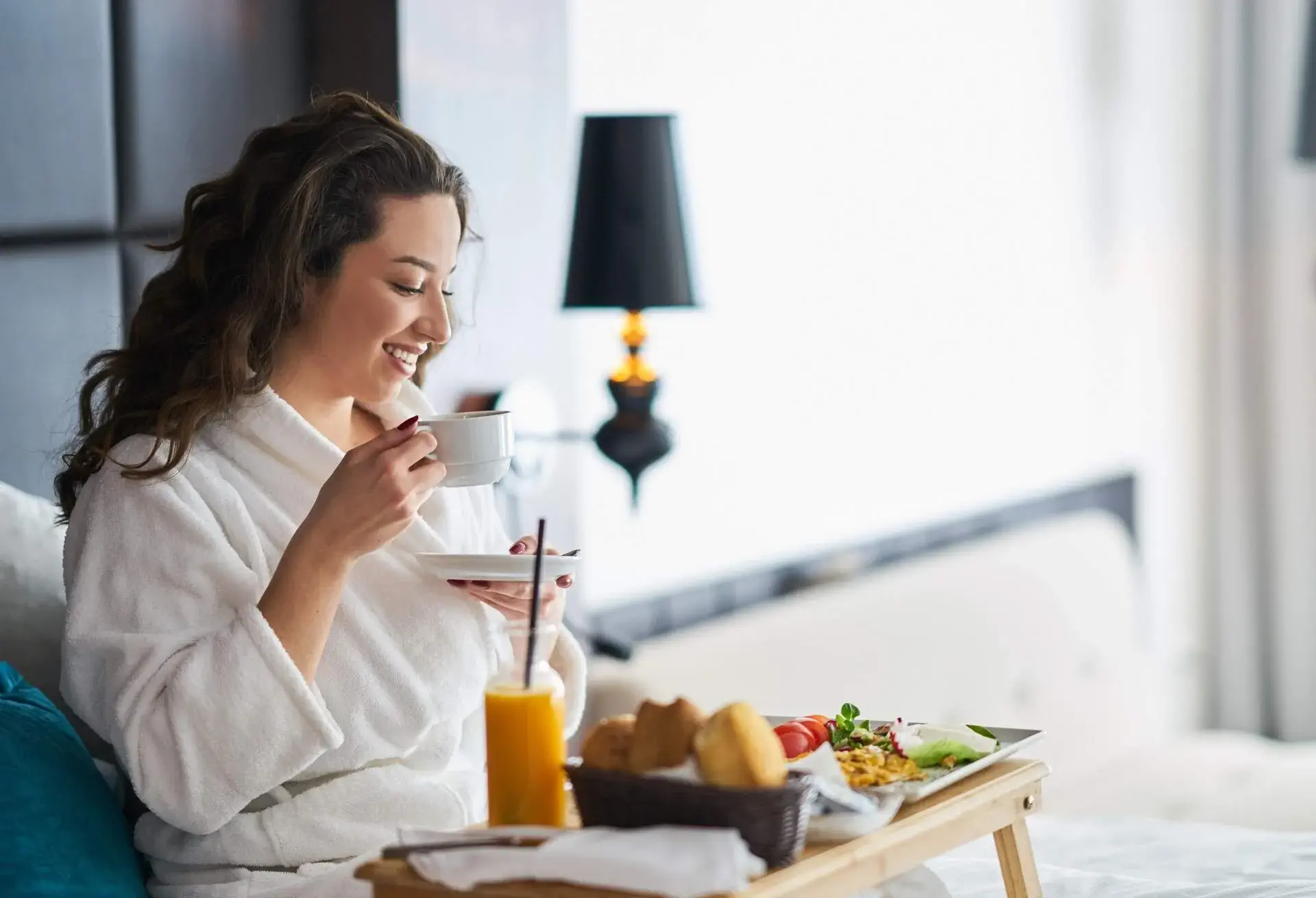 PEOPLE_WOMAN_HAVING_BREAKFAST_IN_BED