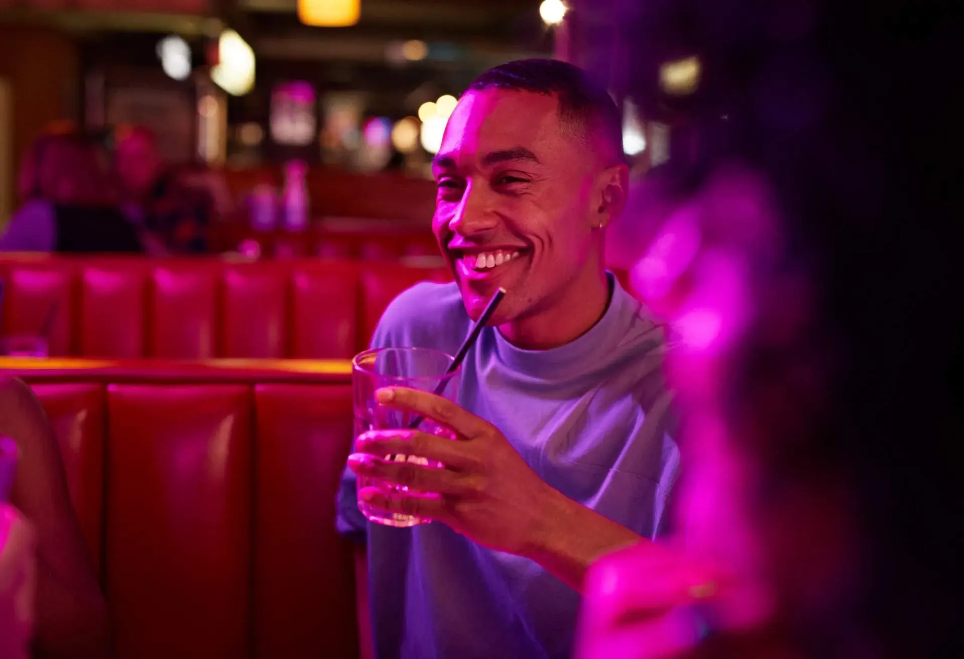 MAN_BAR_DRINK