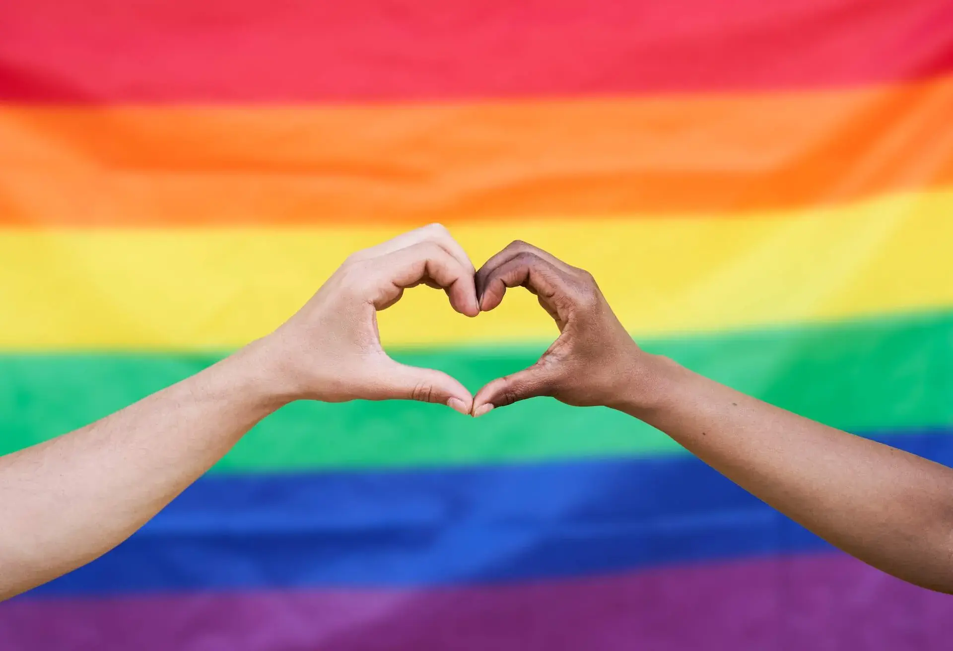 LGTBIA_FLAG_PEOPLE_HANDS_HEART