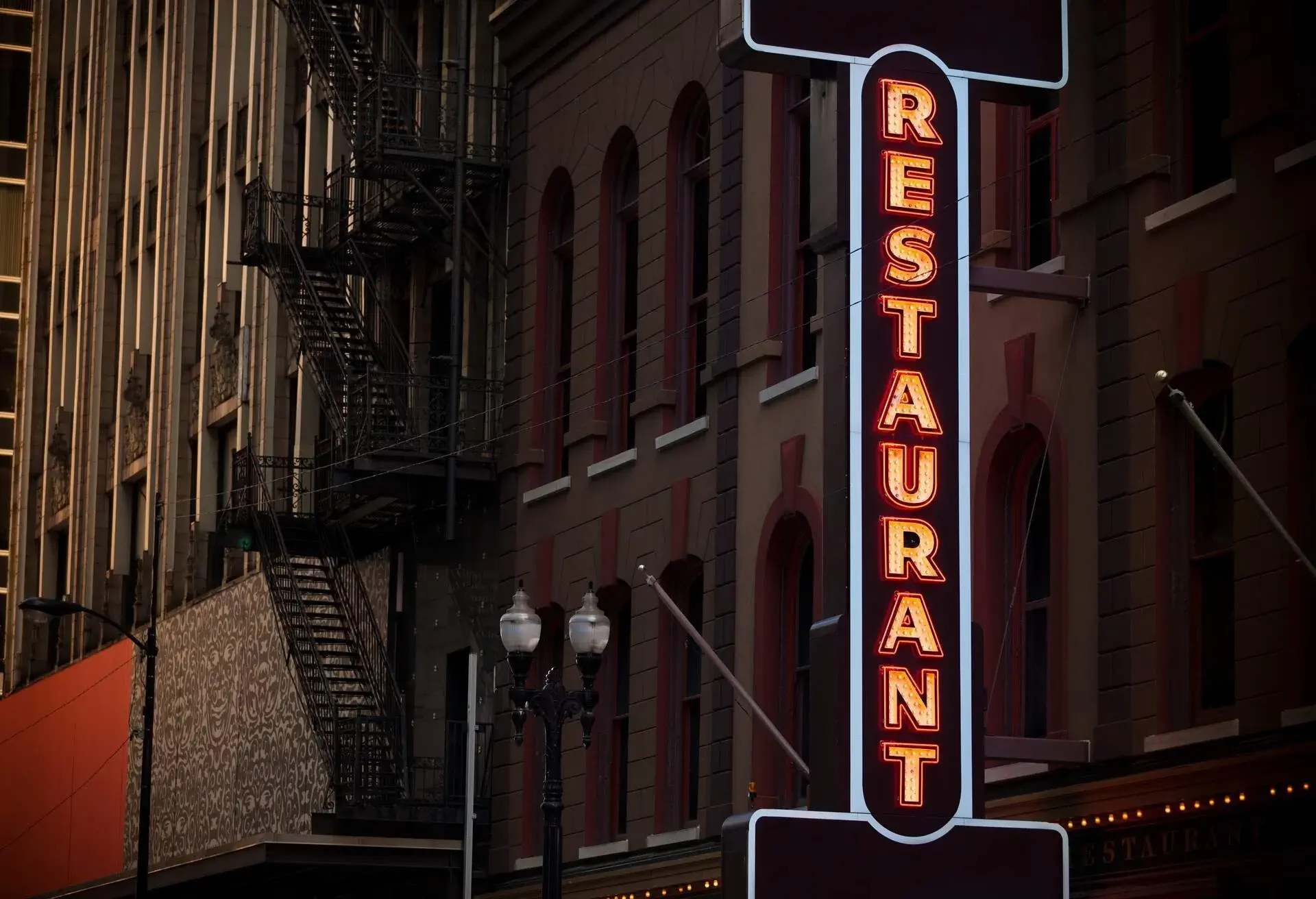 NEW_YORK_DOWNTOWN_BUILDINGS_NEON_RESTAURANT_SIGN