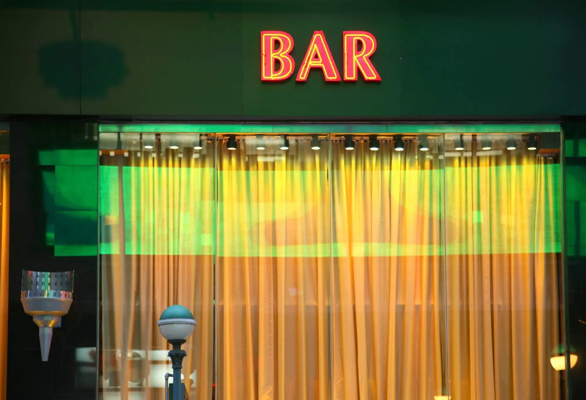 USA_NEW_YORK_BAR_SIGN_ABOVE_RESTAURANT_WINDOW
