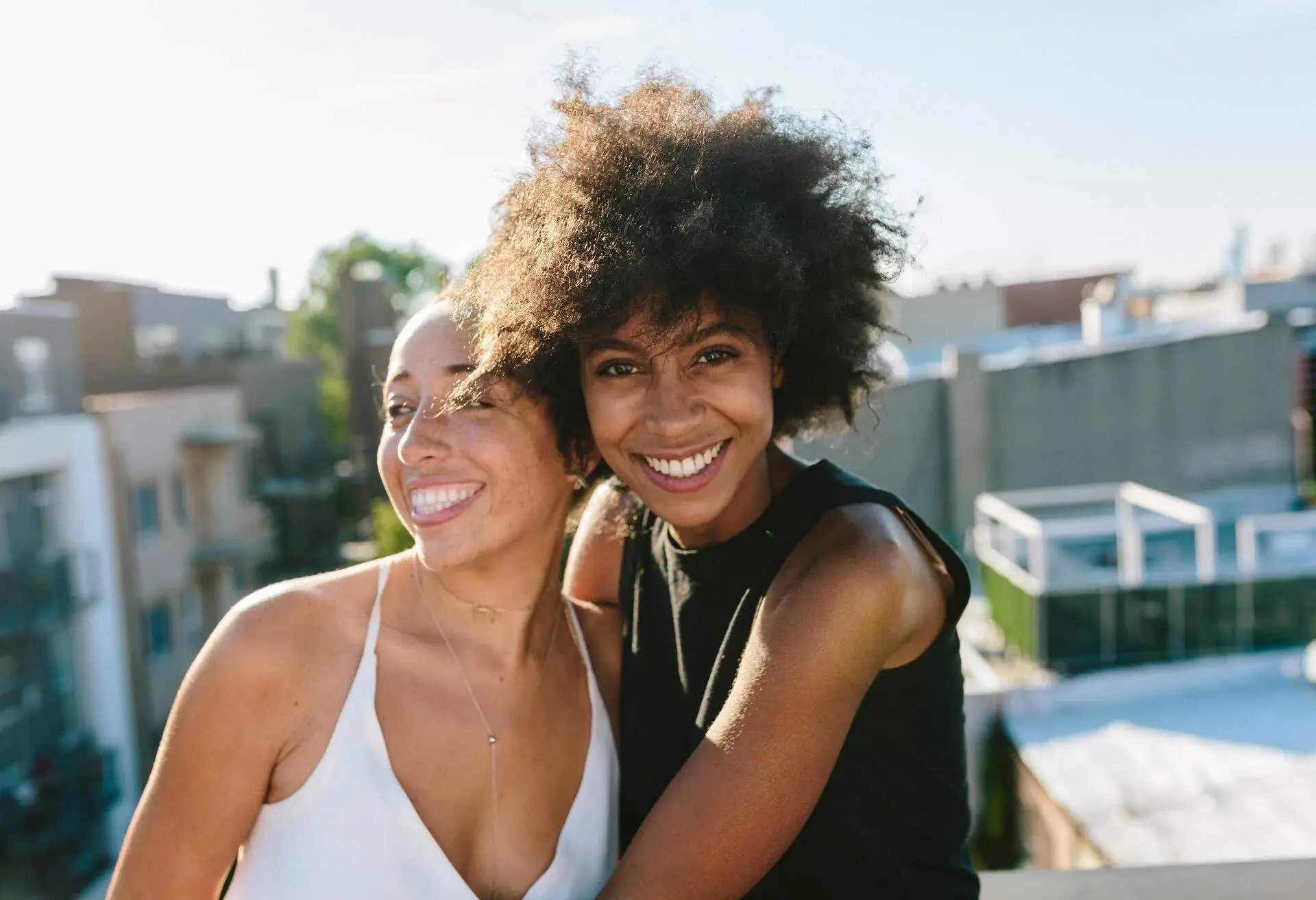 PEOPLE_WOMEN_SMILING_ROOFTOP