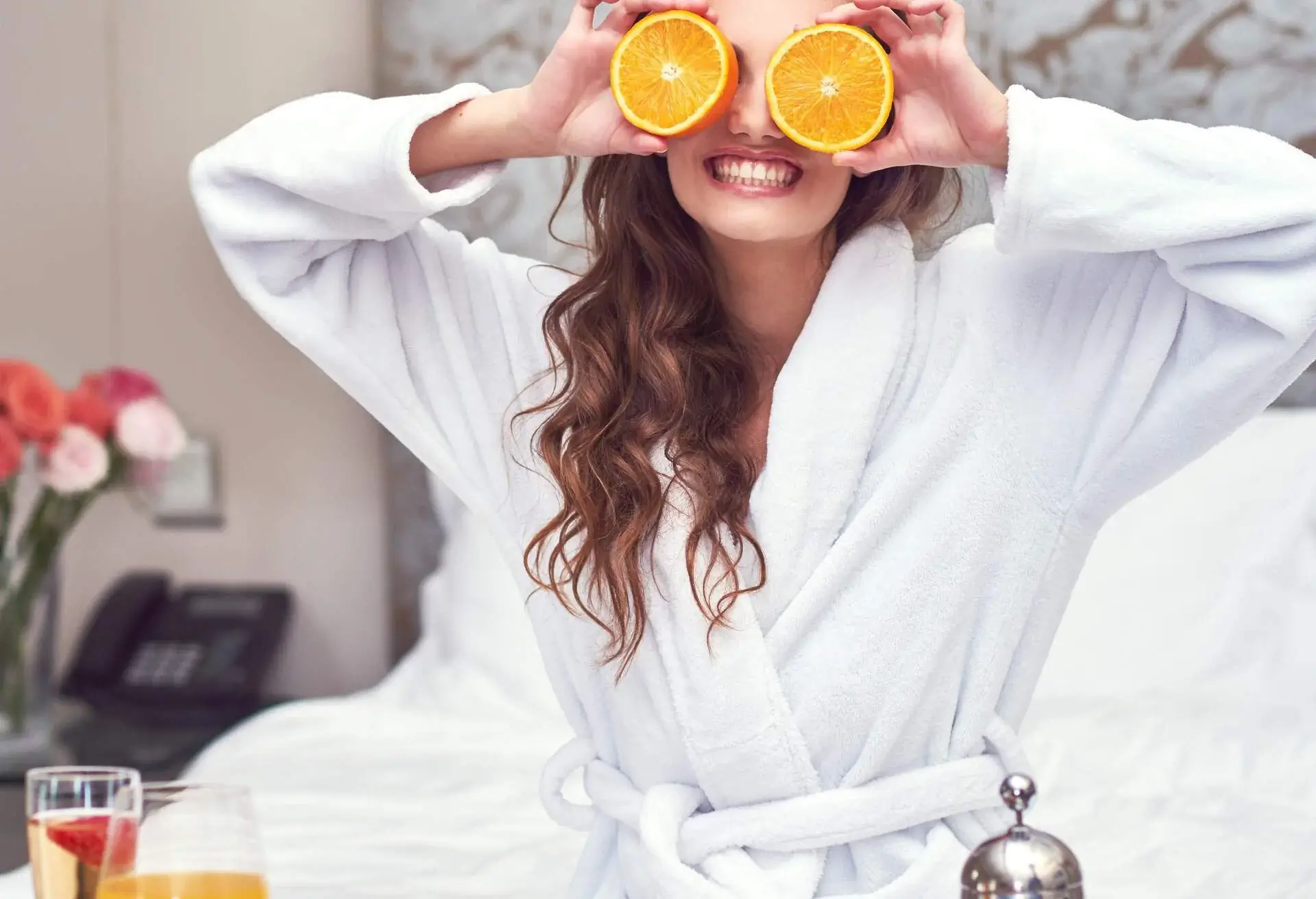 PERSON_WOMAN_HOTEL_FOOD_ROOM_SERVICE