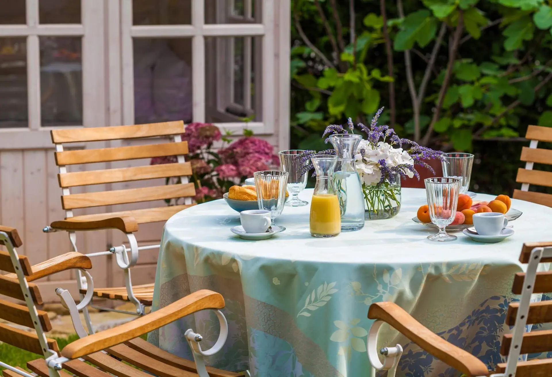 HOTEL_GARDEN_TABLE_BREAKFAST_JUICE_FRUIT