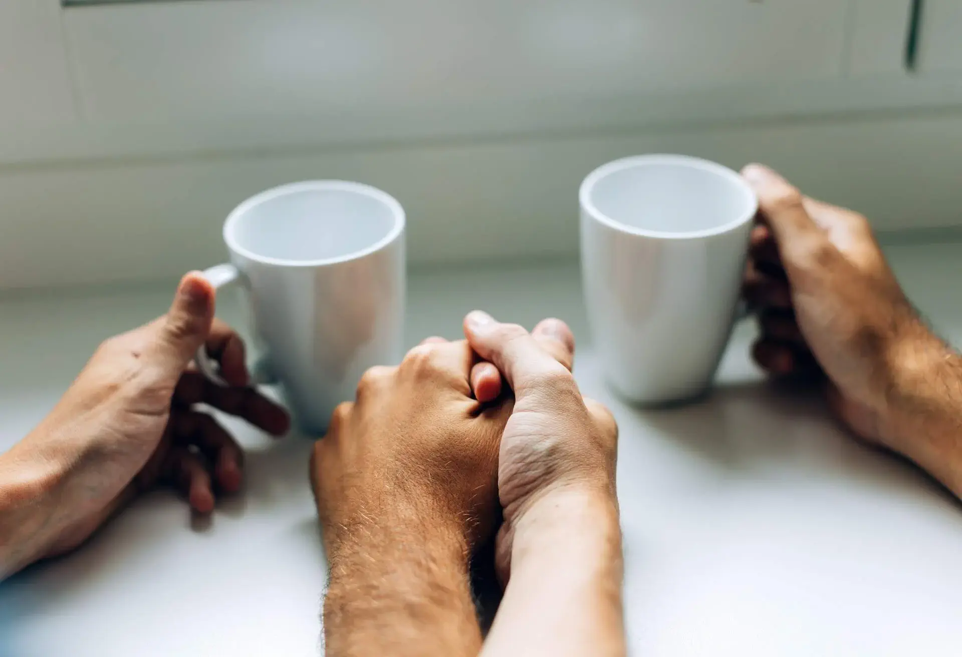 PEOPLE_MEN_HOLDING_HANDS_COFFEE_TEA_CAFE_HOTEL