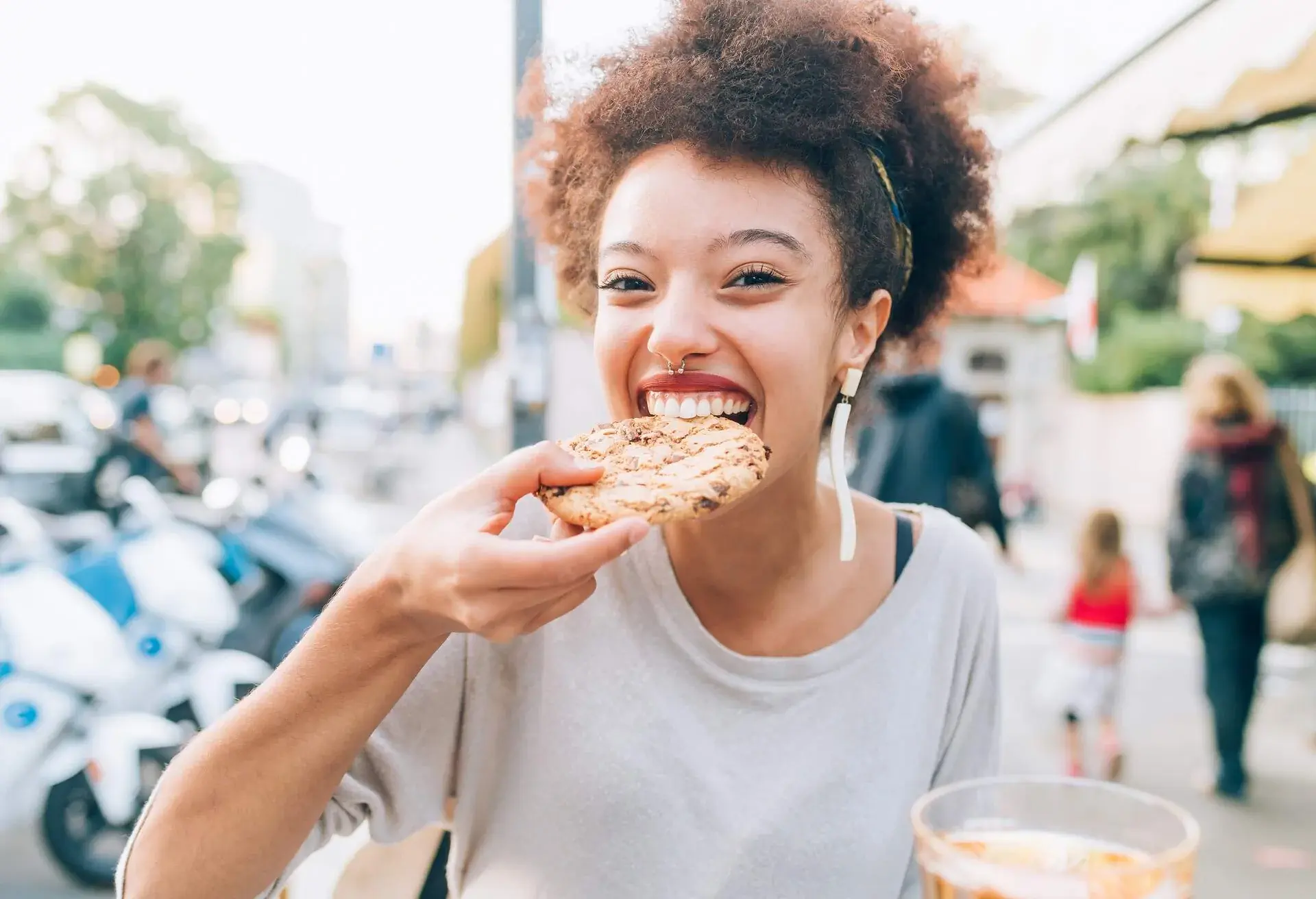 PEOPLE_WOMAN_EATING_COOKIE_DESSERT_OUTDOOR_CAFE