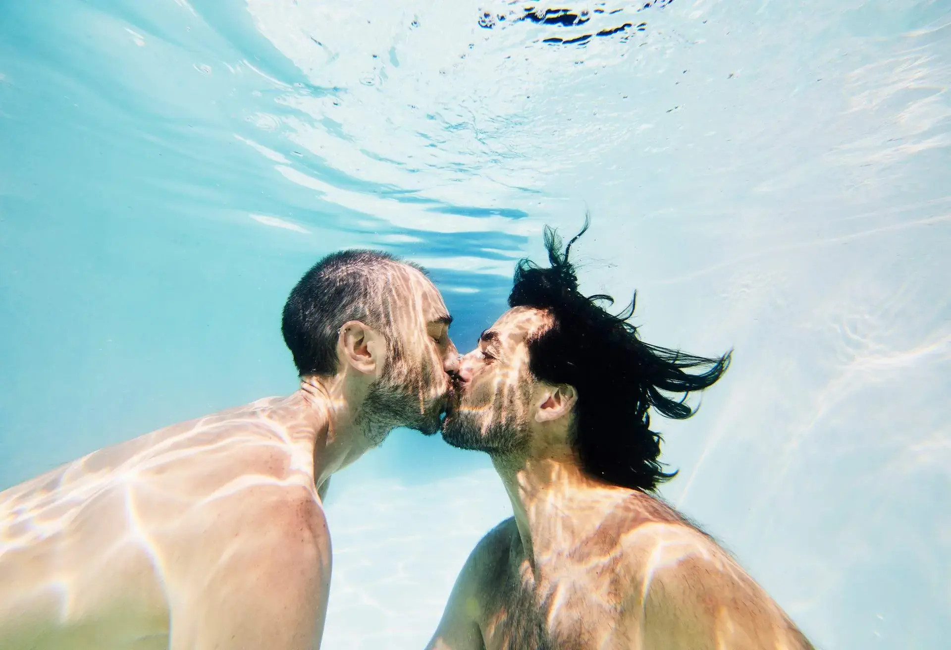 PEOPLE_MEN_GAY_COUPLE_KISSING_SWIMMING_POOL