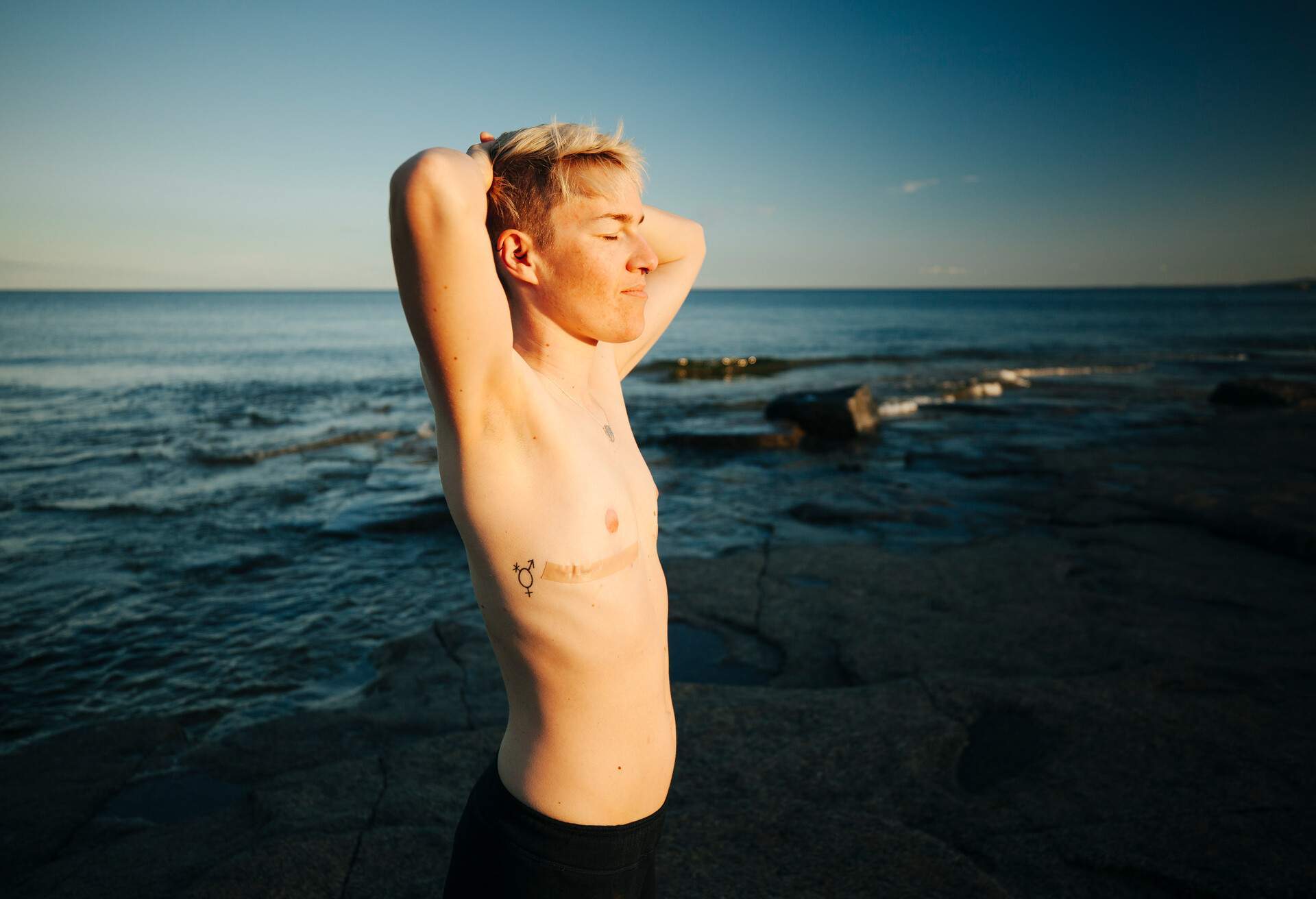 THEME_PEOPLE_TRASNGENDER_NON-BINARY_PERSON_BEACH_GettyImages-1383933237