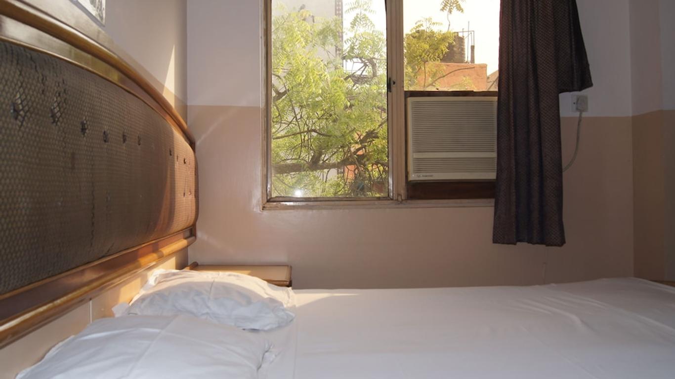 Hotel Westend Holiday Home 5 mint from Nizamuddin Railway Station