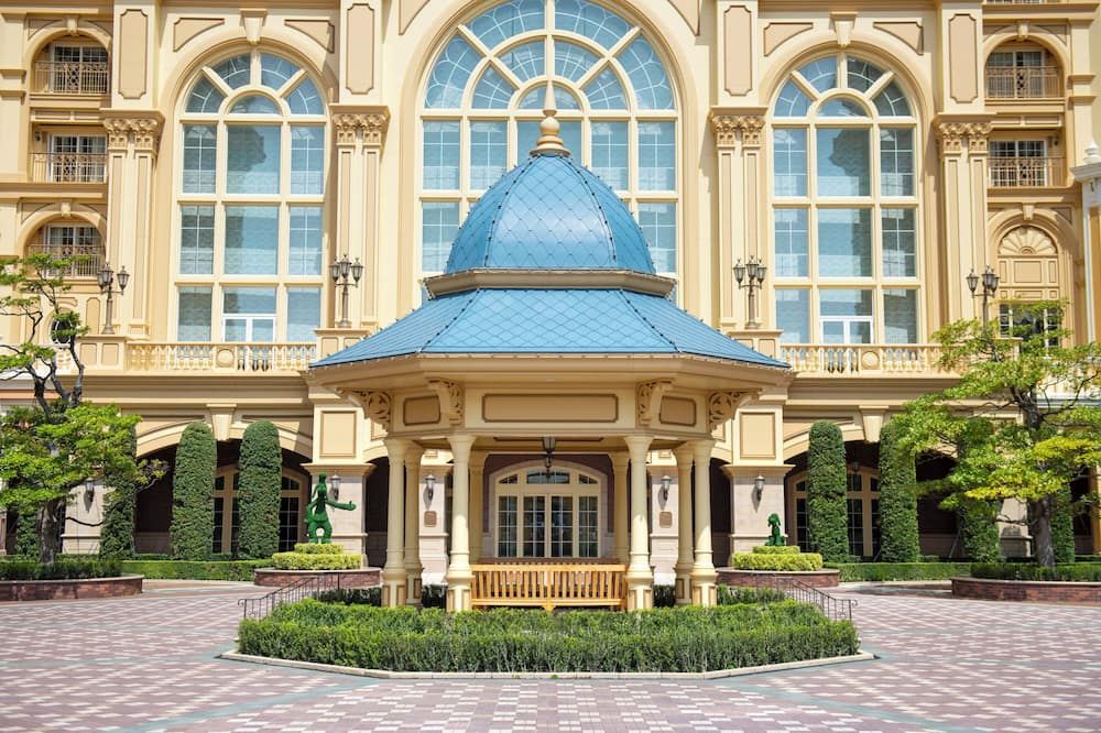 Tokyo Disneyland (R) Hotel C$ 547 (C̶$̶ ̶9̶9̶1̶). Urayasu Hotel