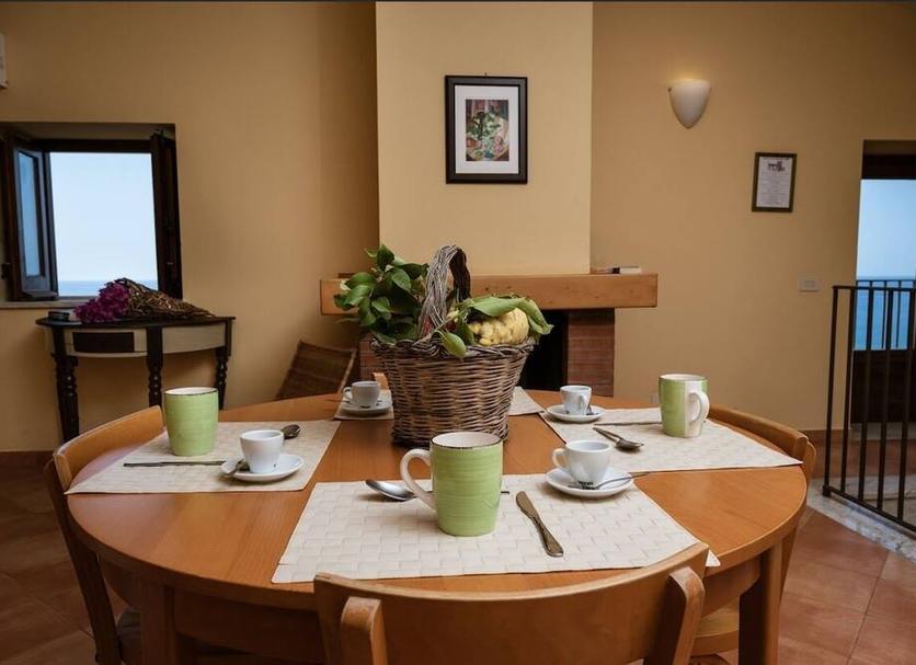 Dining room Photo