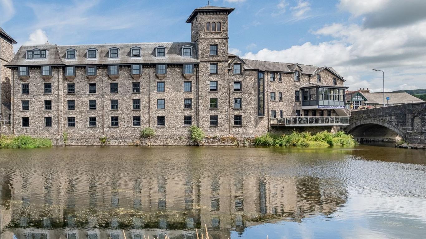 Riverside Hotel