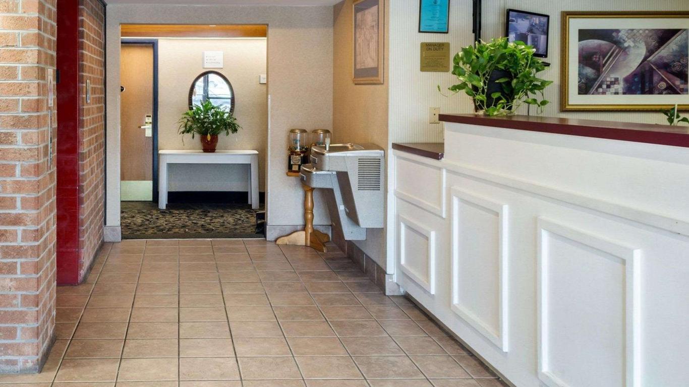 Econo Lodge near Fort Lee at I-295