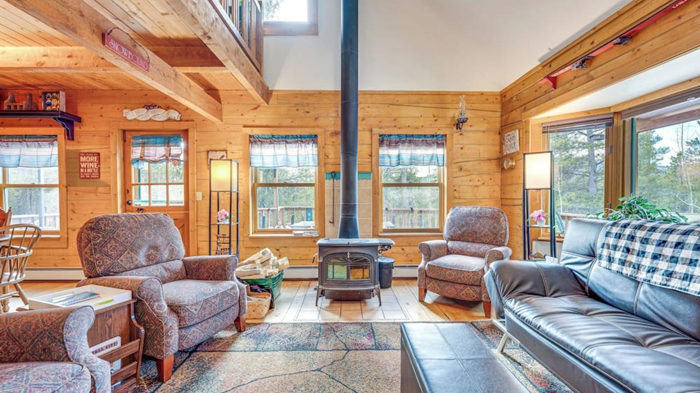 Deck, Fire Pit and Grill Log Cabin in Black Hawk