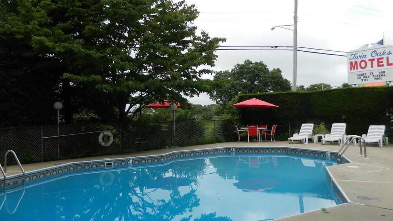 Twin Oaks Motel