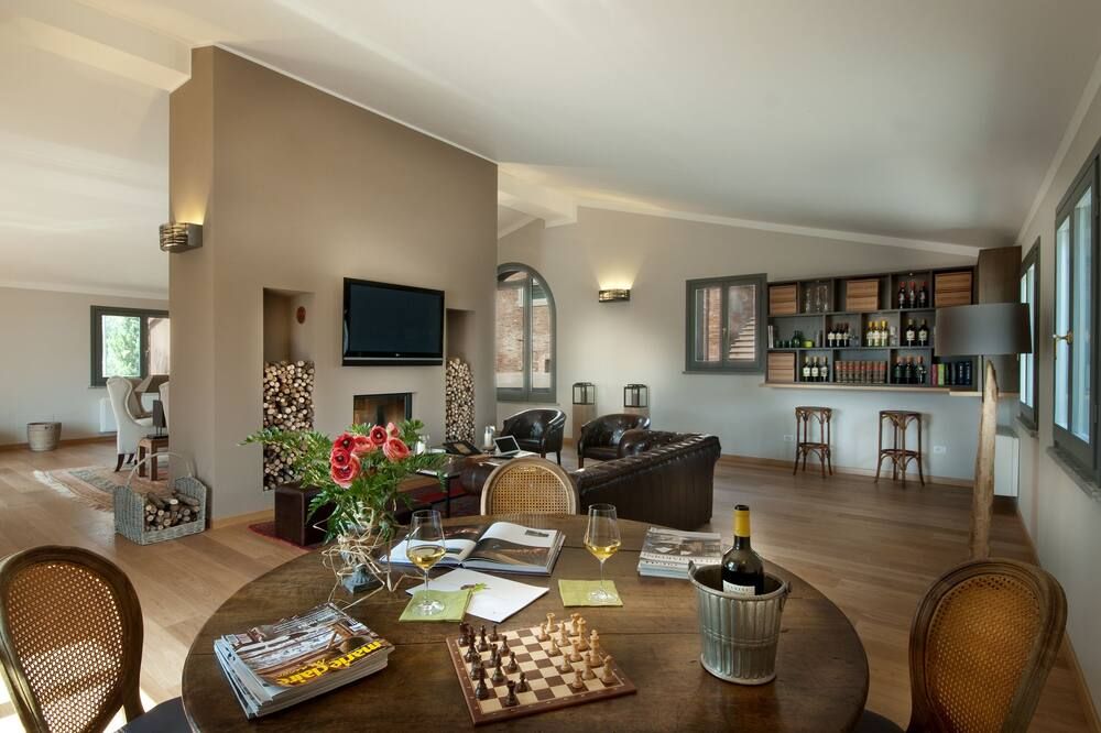 Dining room Photo