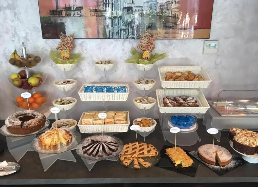 Buffet Photo