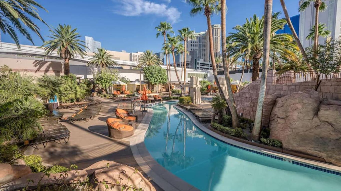 Stripviewsuites At Signature