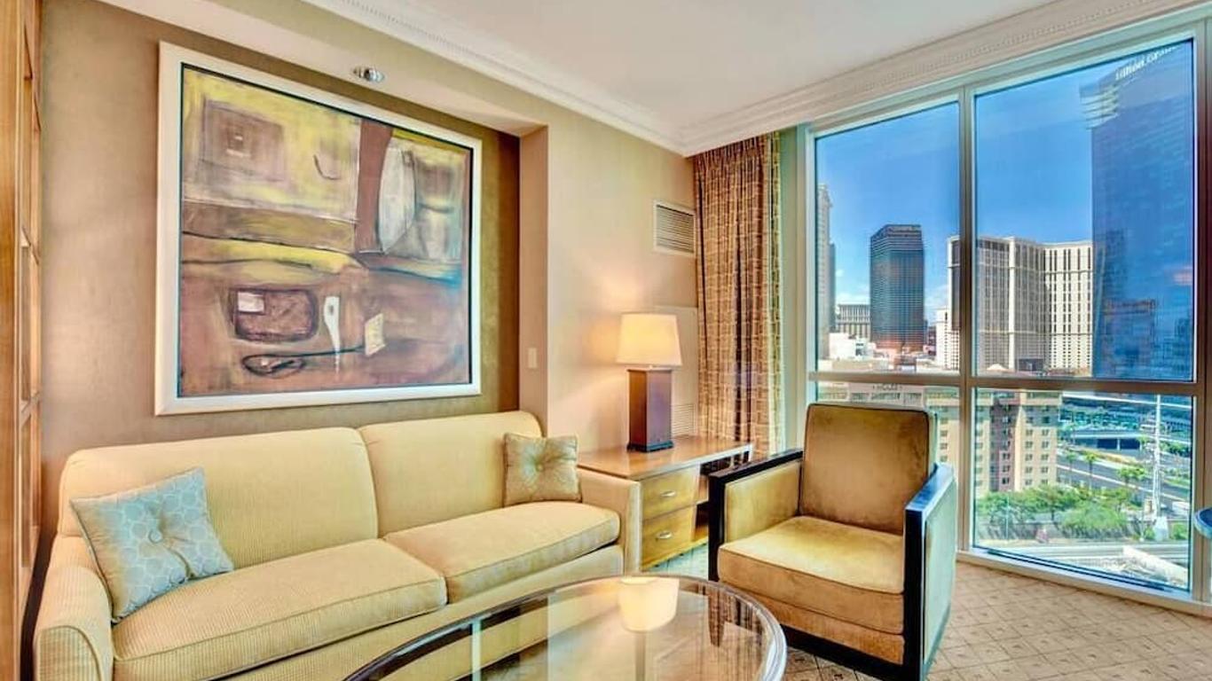 No Resort Fee ! Strip View Suite - Pools & Valet