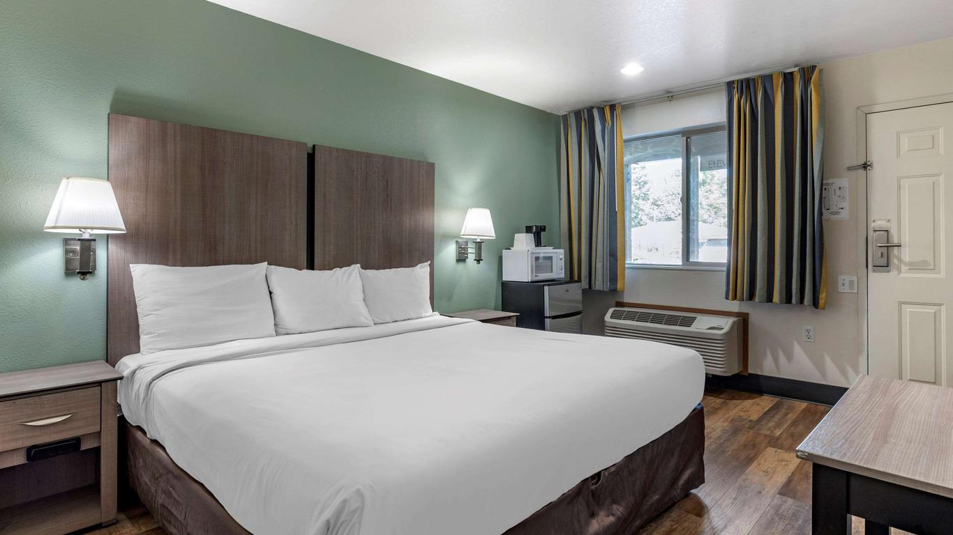 Econo Lodge at Port of Portland