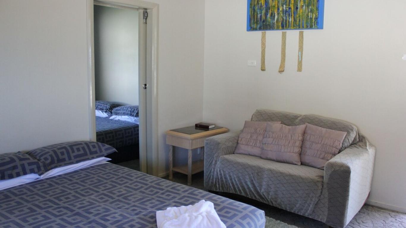 Jack & Di's Lakefront Motel