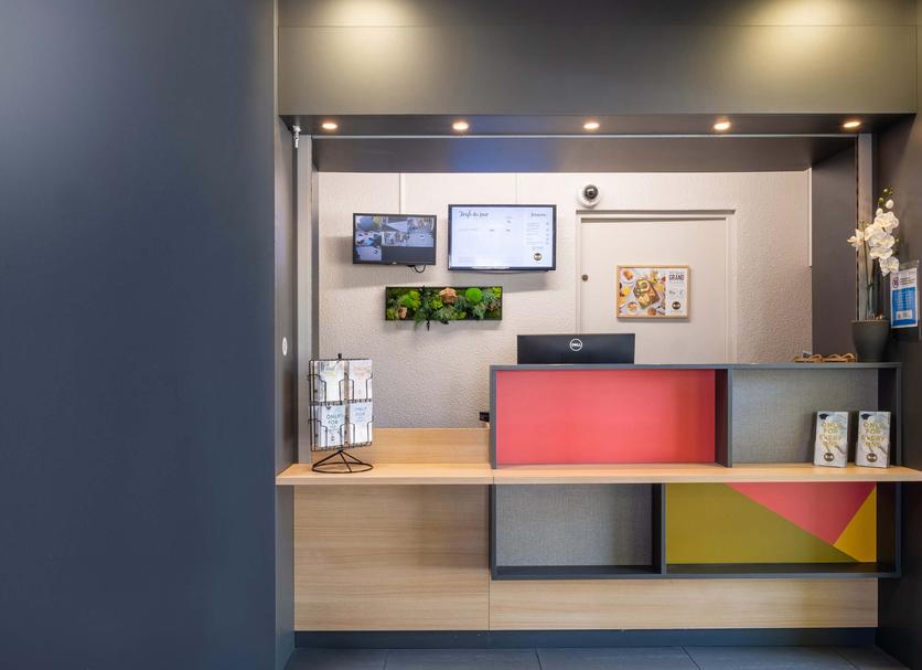 Front desk Photo
