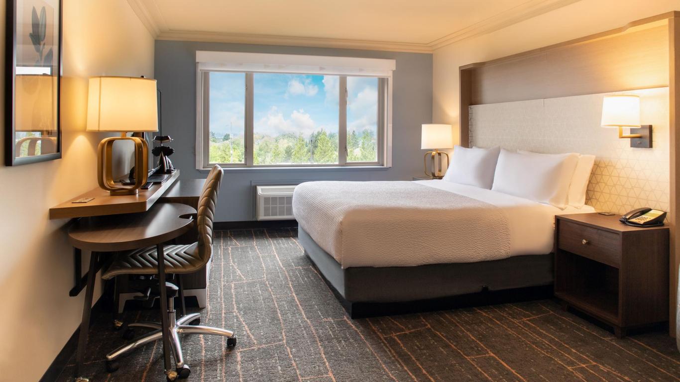 Holiday Inn Victoria – Elk Lake