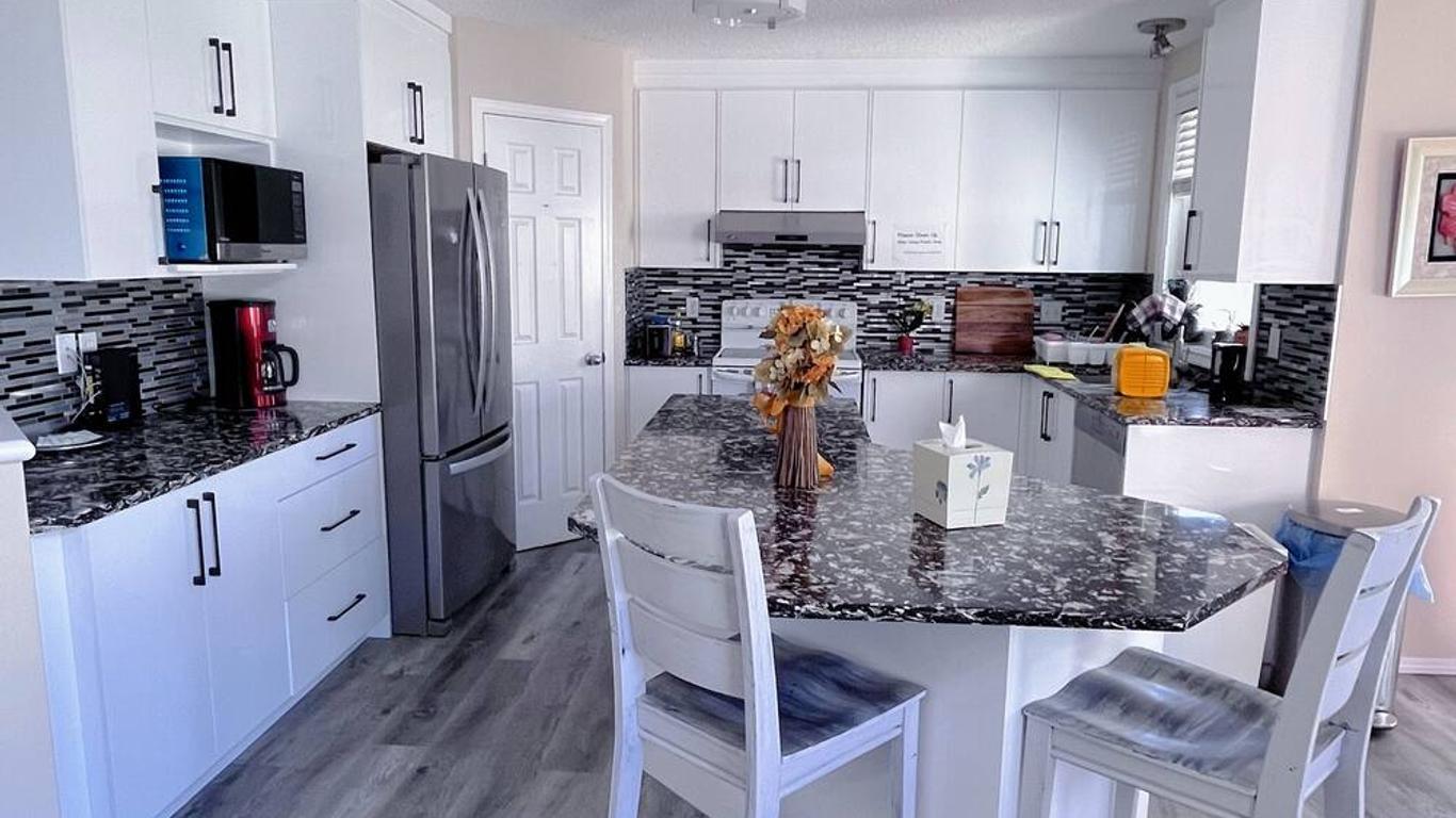 Best Garden House&3 mins Bus station Close C-Train&Free Parking