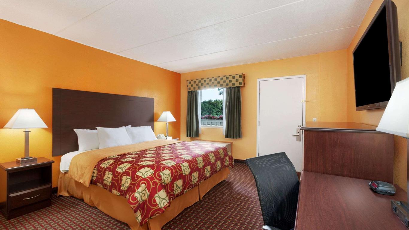 Days Inn by Wyndham Queensbury/Lake George