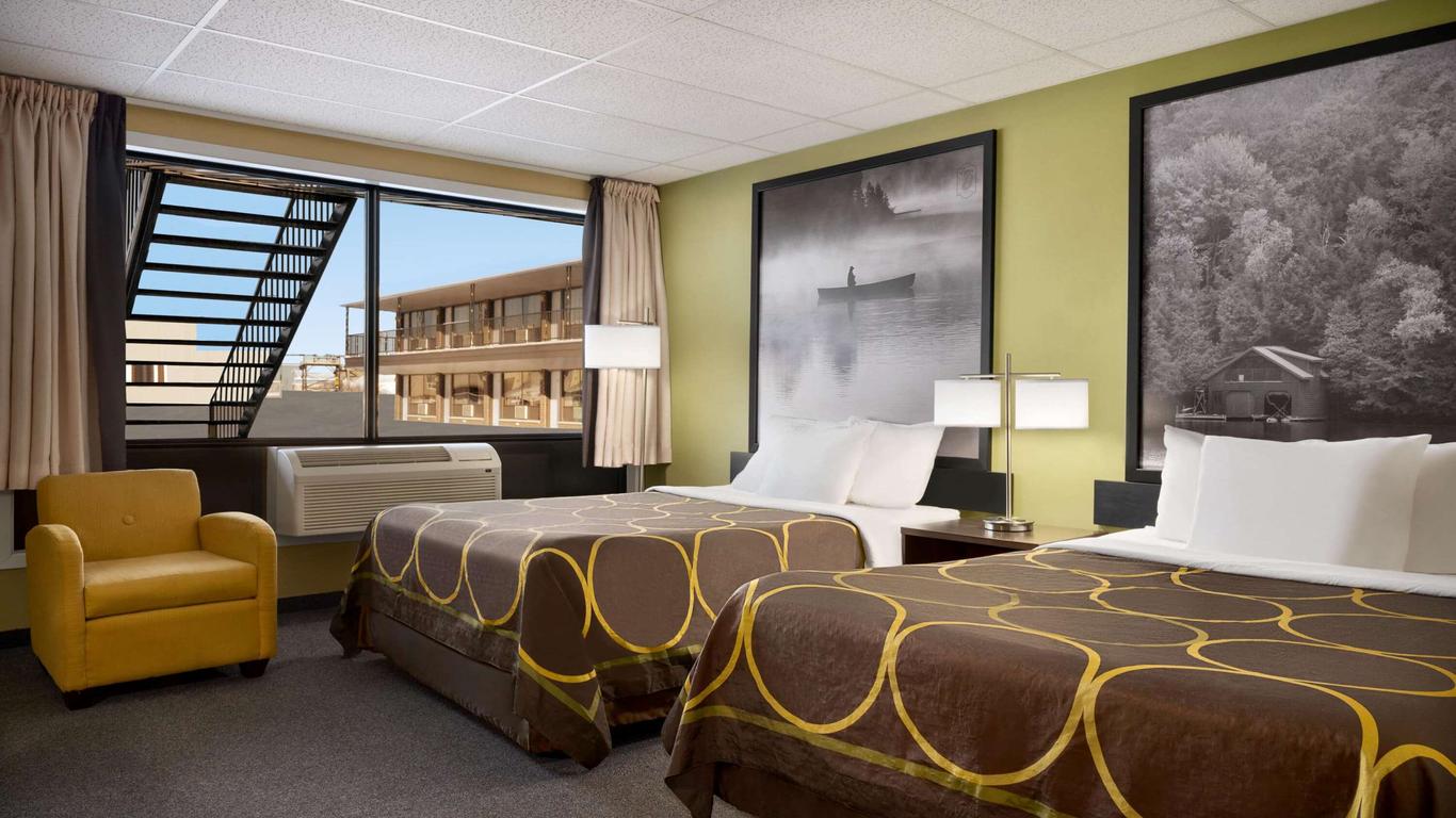 Super 8 by Wyndham Hearst ON