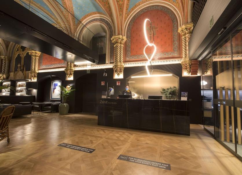 Front desk Photo