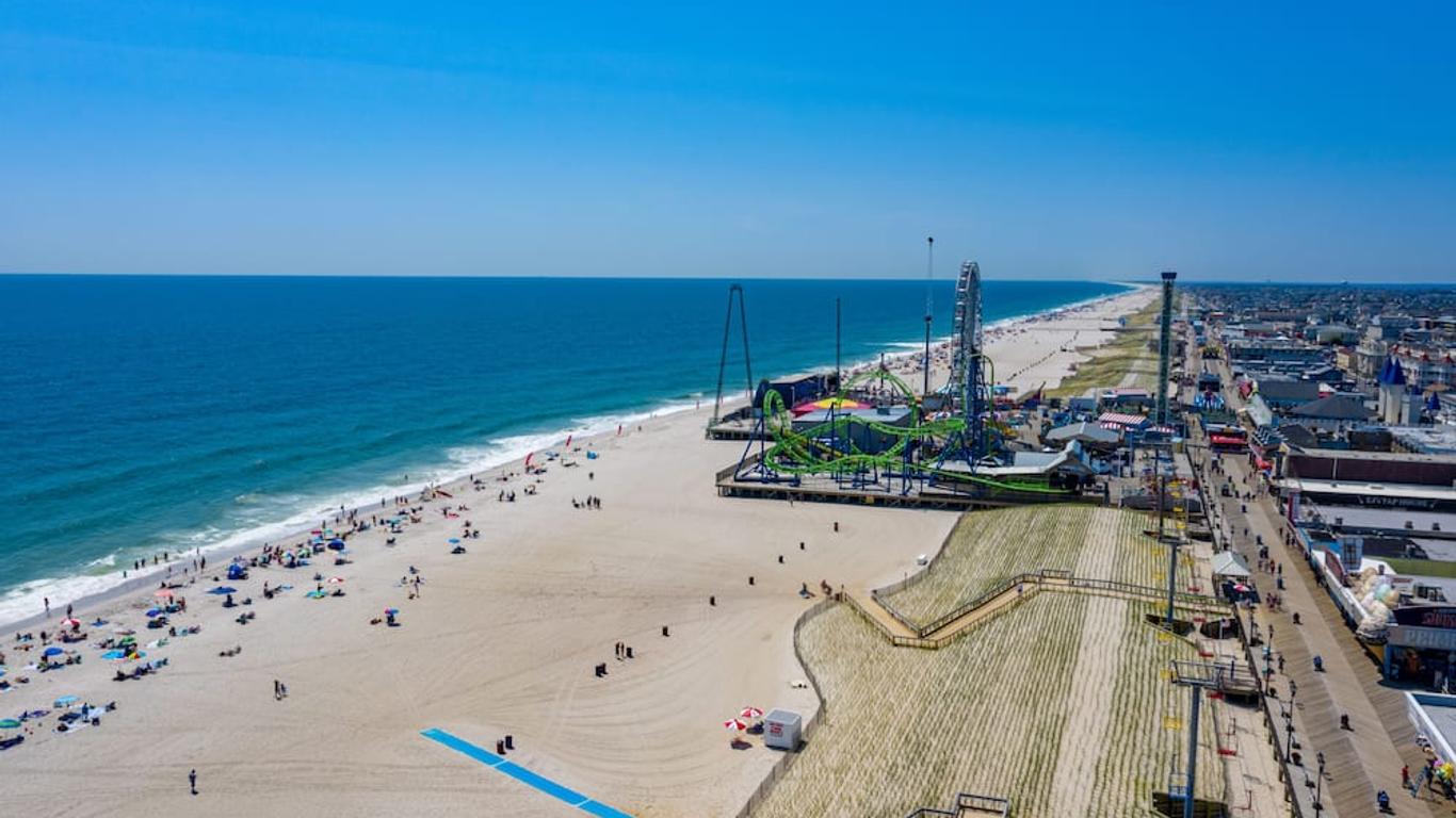 Boardwalk Hotel Charlee & Beach House Rentals C$ 128 (C̶$̶ ̶2̶0̶9̶). Seaside  Heights Hotel Deals & Reviews - KAYAK