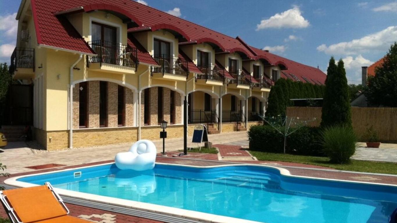 Bajor Panzio Buek-Buekfuerdo, Adults Fri