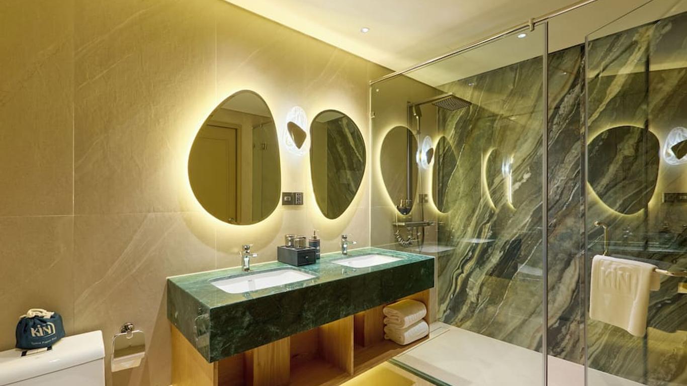 Kin Hotel Ly Tu Trong