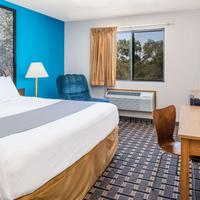 Super 8 by Wyndham Lincoln West