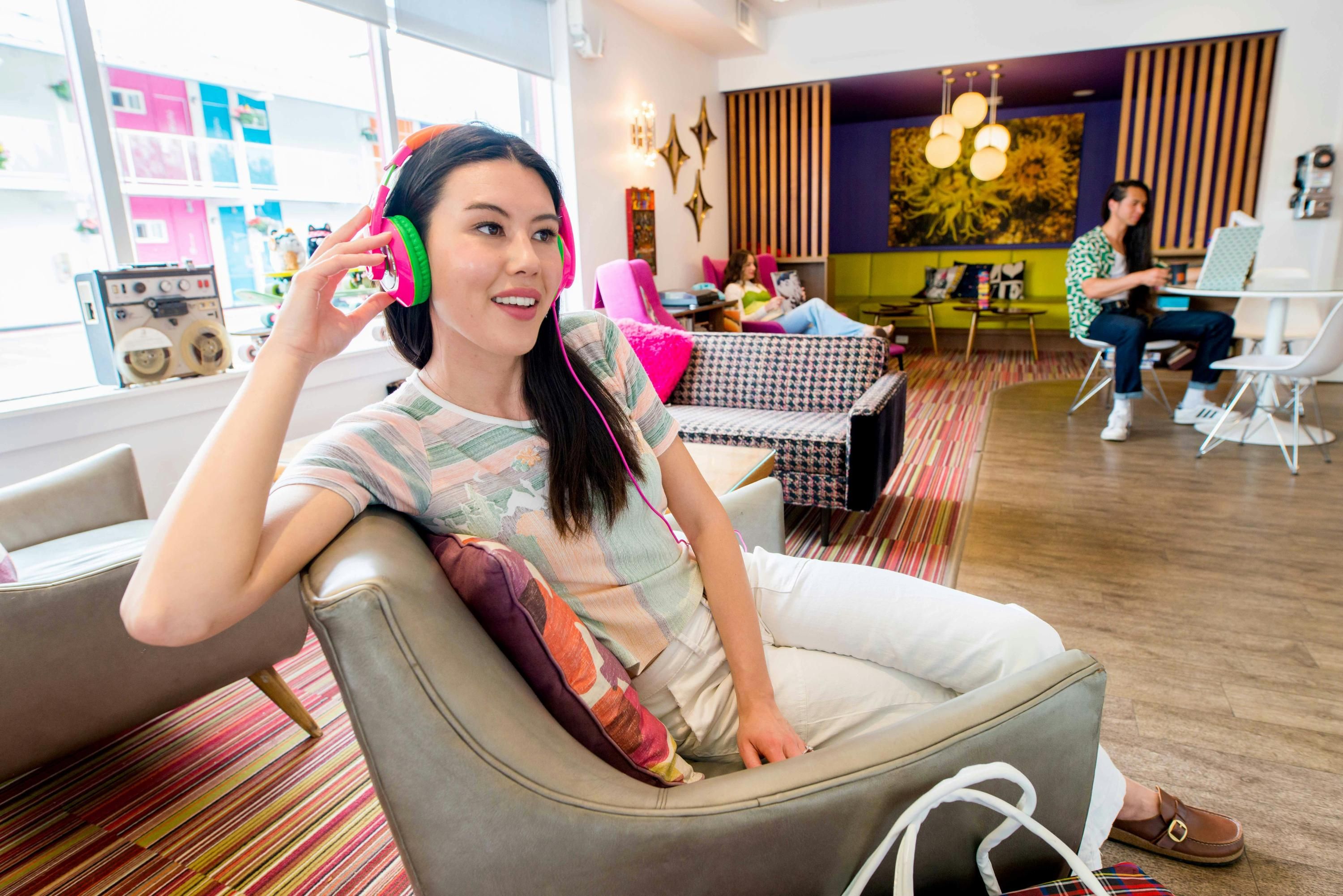Hotel Zed Victoria C$ 135 (C̶$̶ ̶4̶4̶4̶). Victoria Hotel Deals