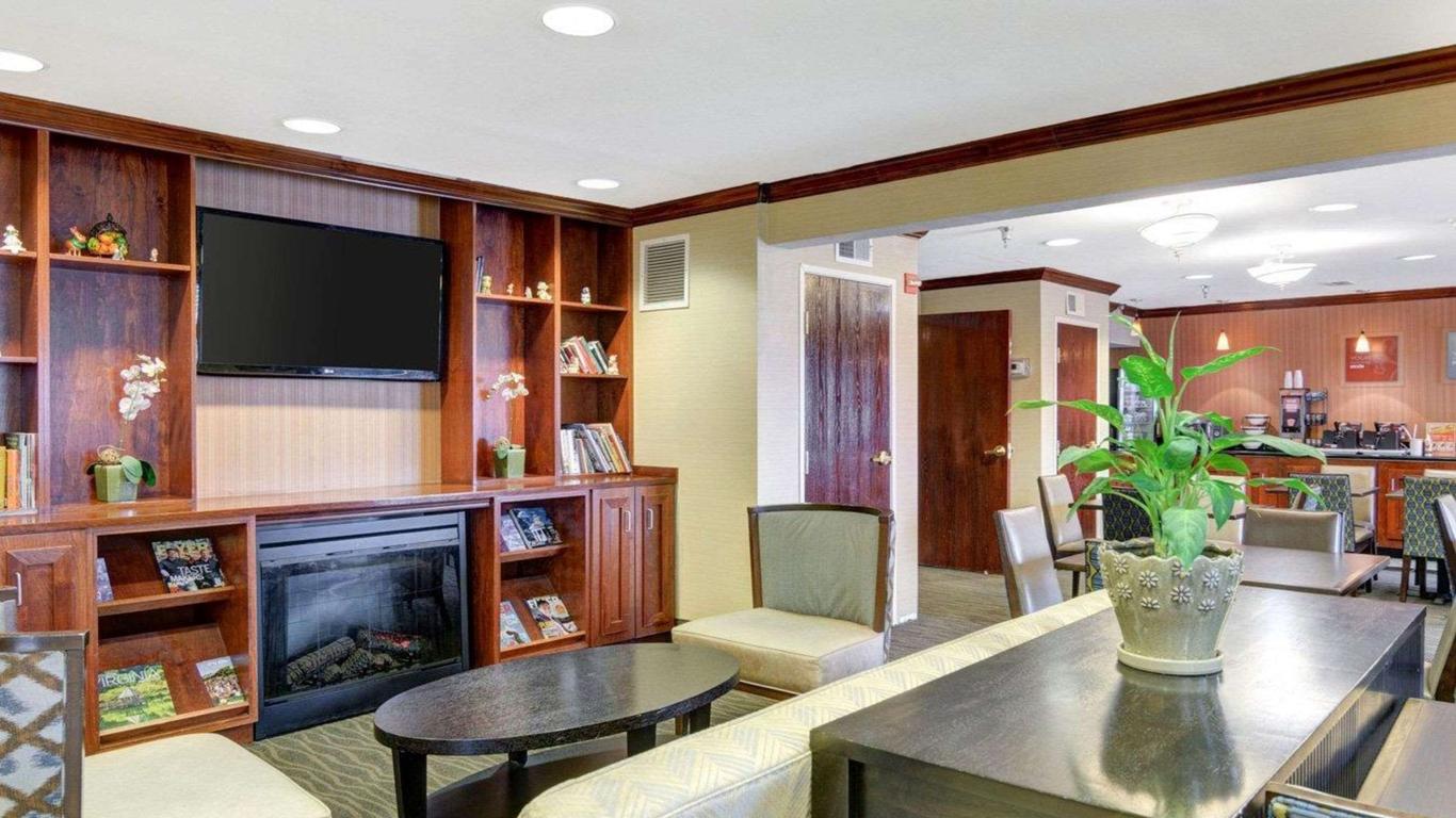 Comfort Inn & Suites Airport Dulles-Gateway C$ 83 (C̶$̶ ̶1̶6̶9̶