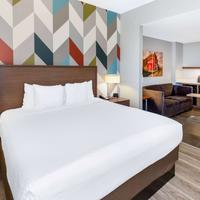 La Quinta Inn & Suites by Wyndham Tulsa Downtown/Route 66