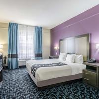 La Quinta Inn & Suites by Wyndham Kansas City Airport