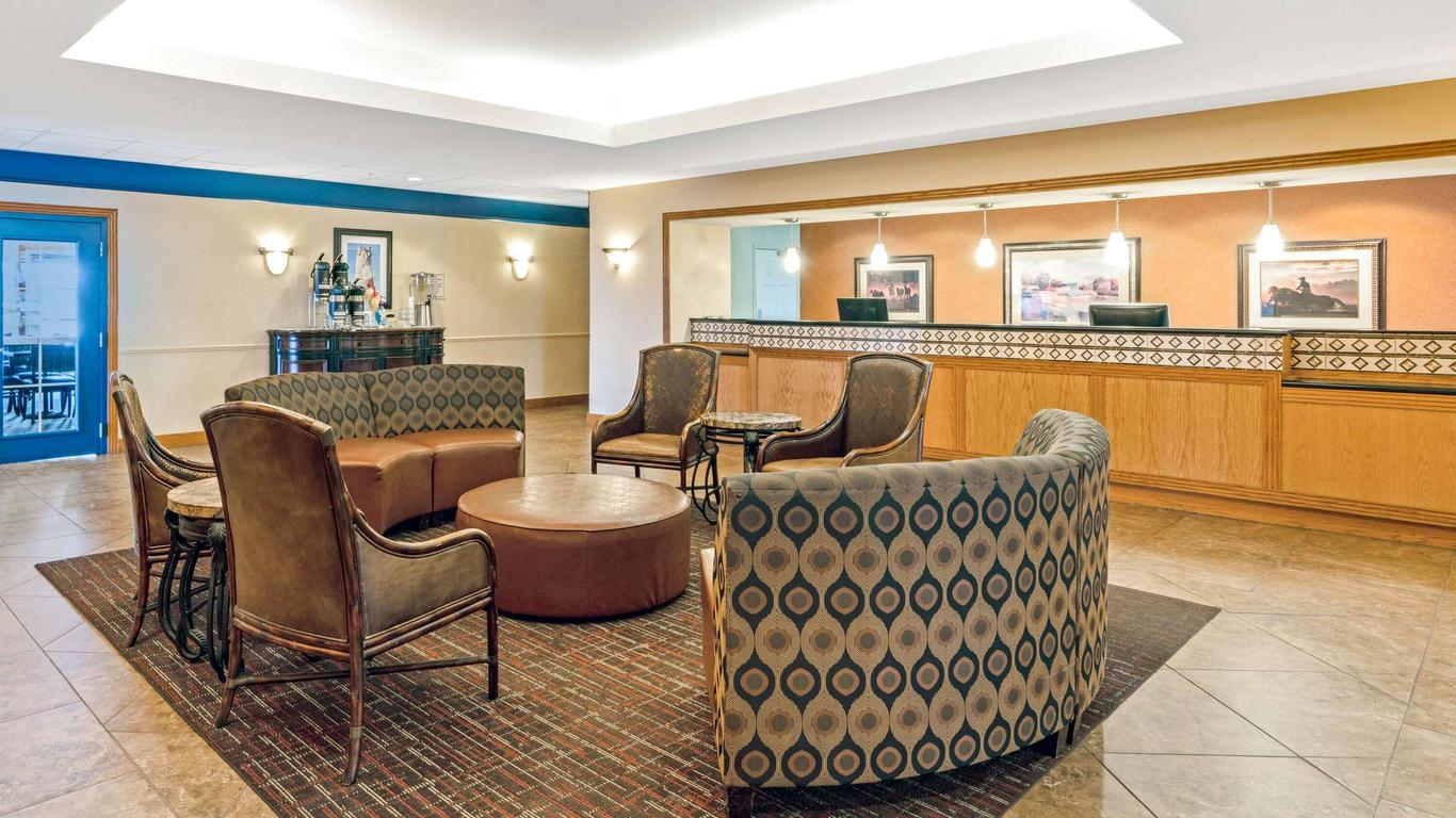 La Quinta Inn & Suites by Wyndham Shawnee