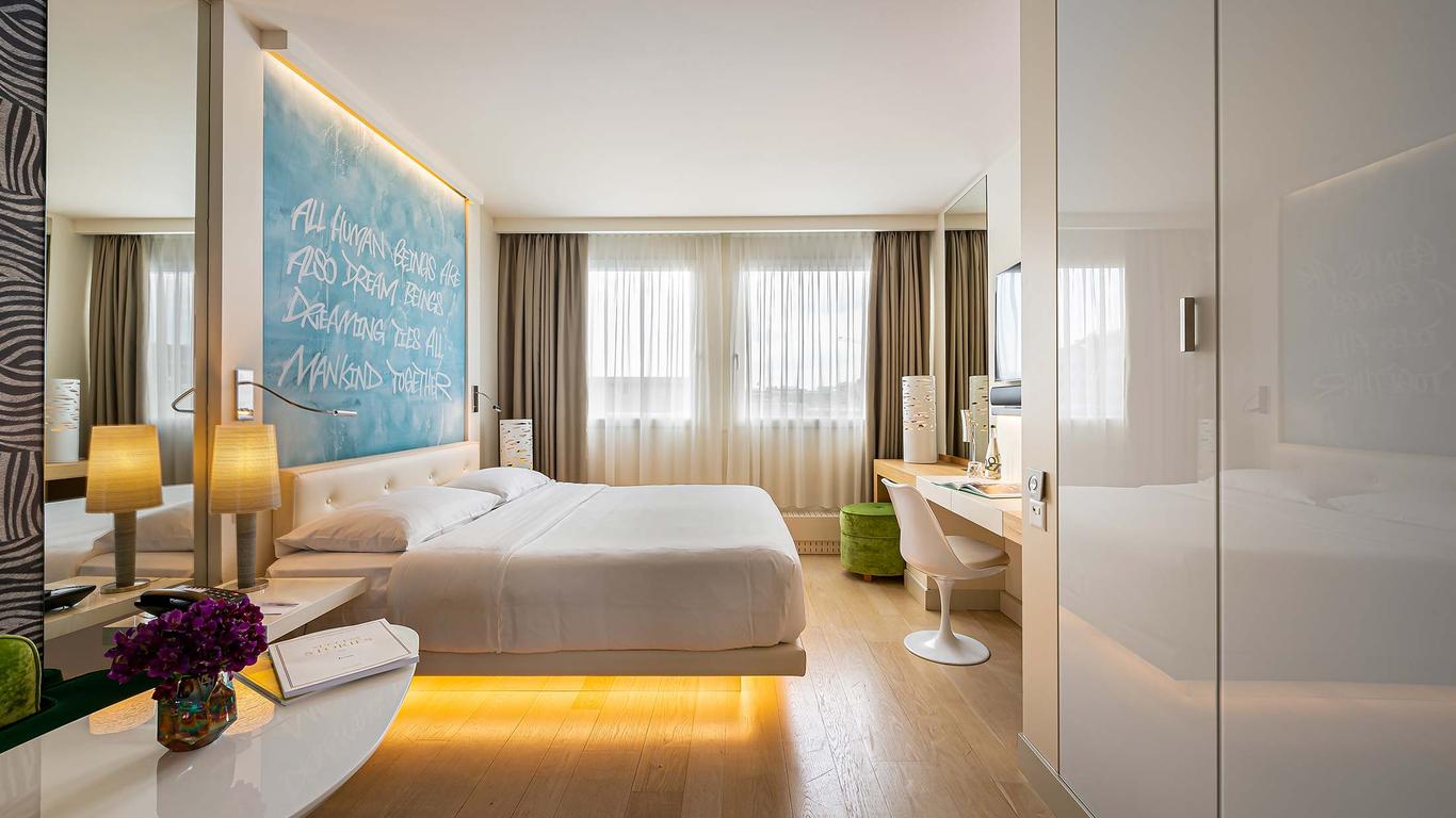 Hotel N'vY Manotel